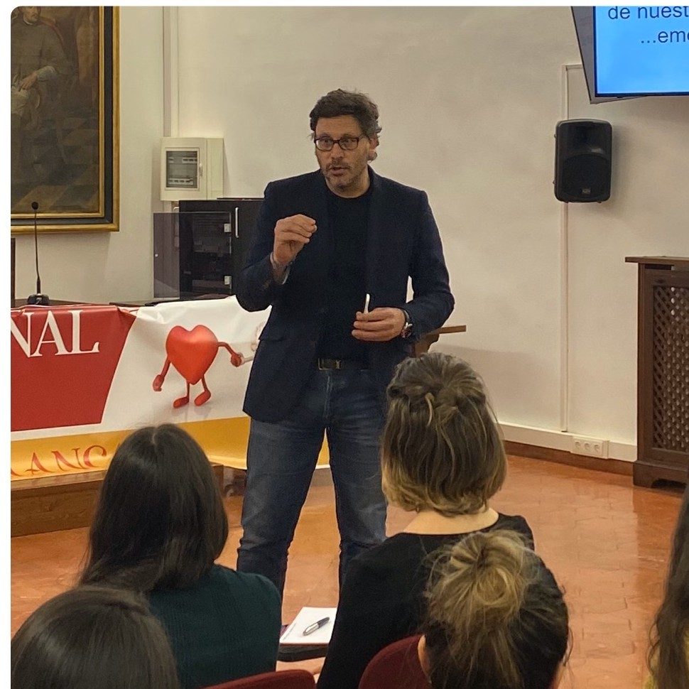 Claudio Ponce explicando ante un aula durante una conferencia