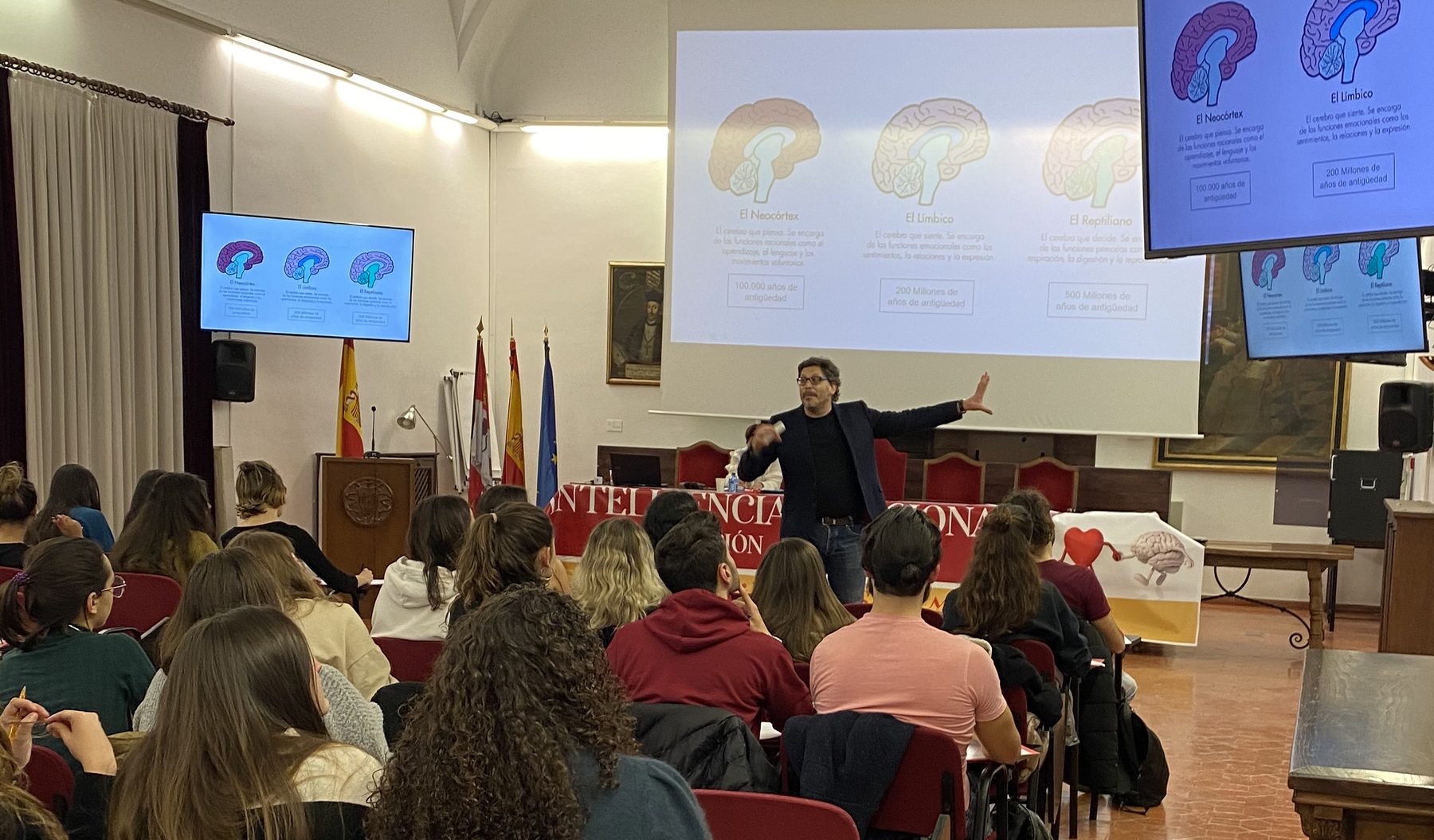 Claudio Ponce impartiendo una conferencia ante un aula llena en la Universidad de Salamanca