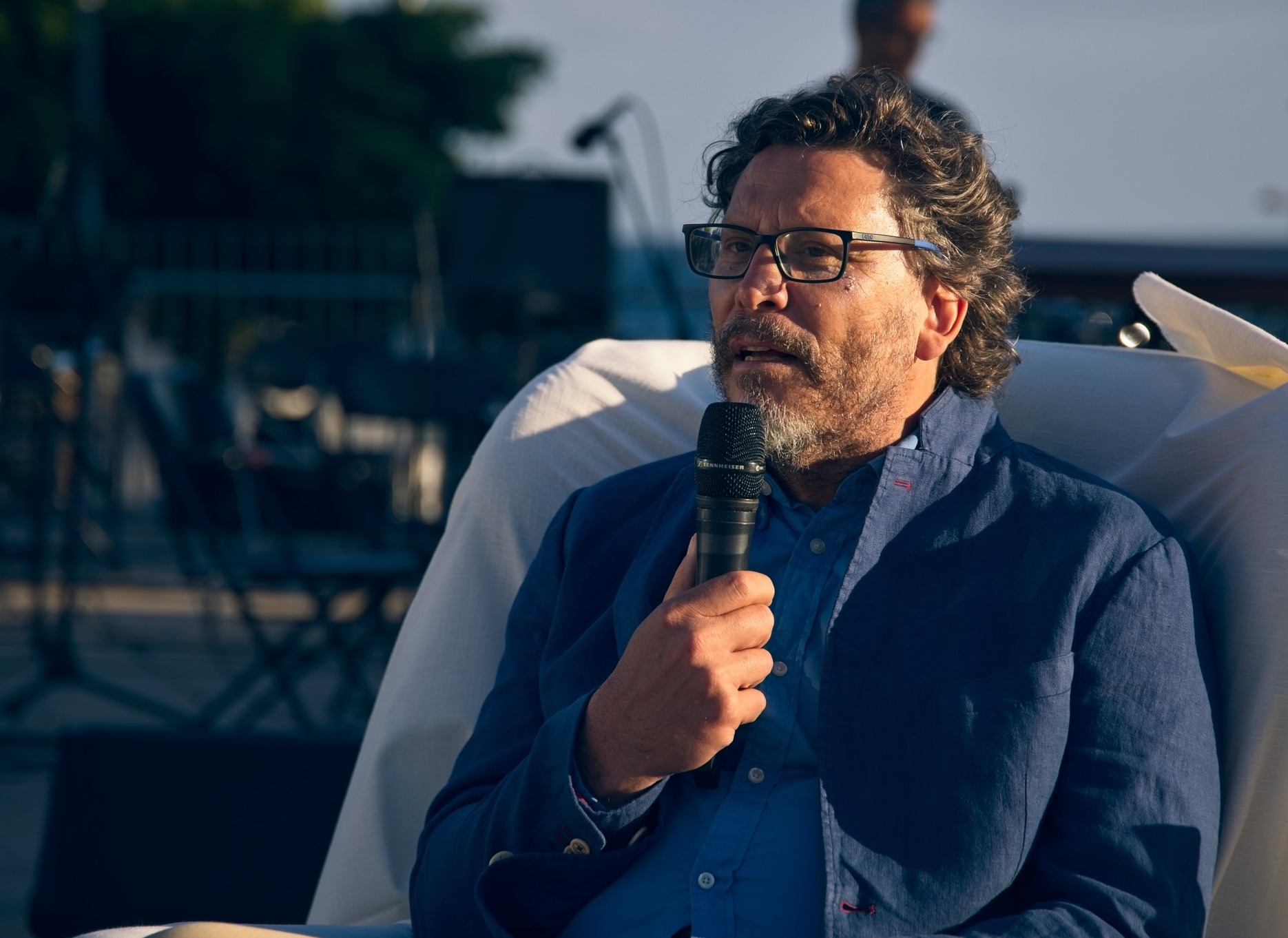 Fotografía horizontal de Claudio Ponce hablando con micrófono